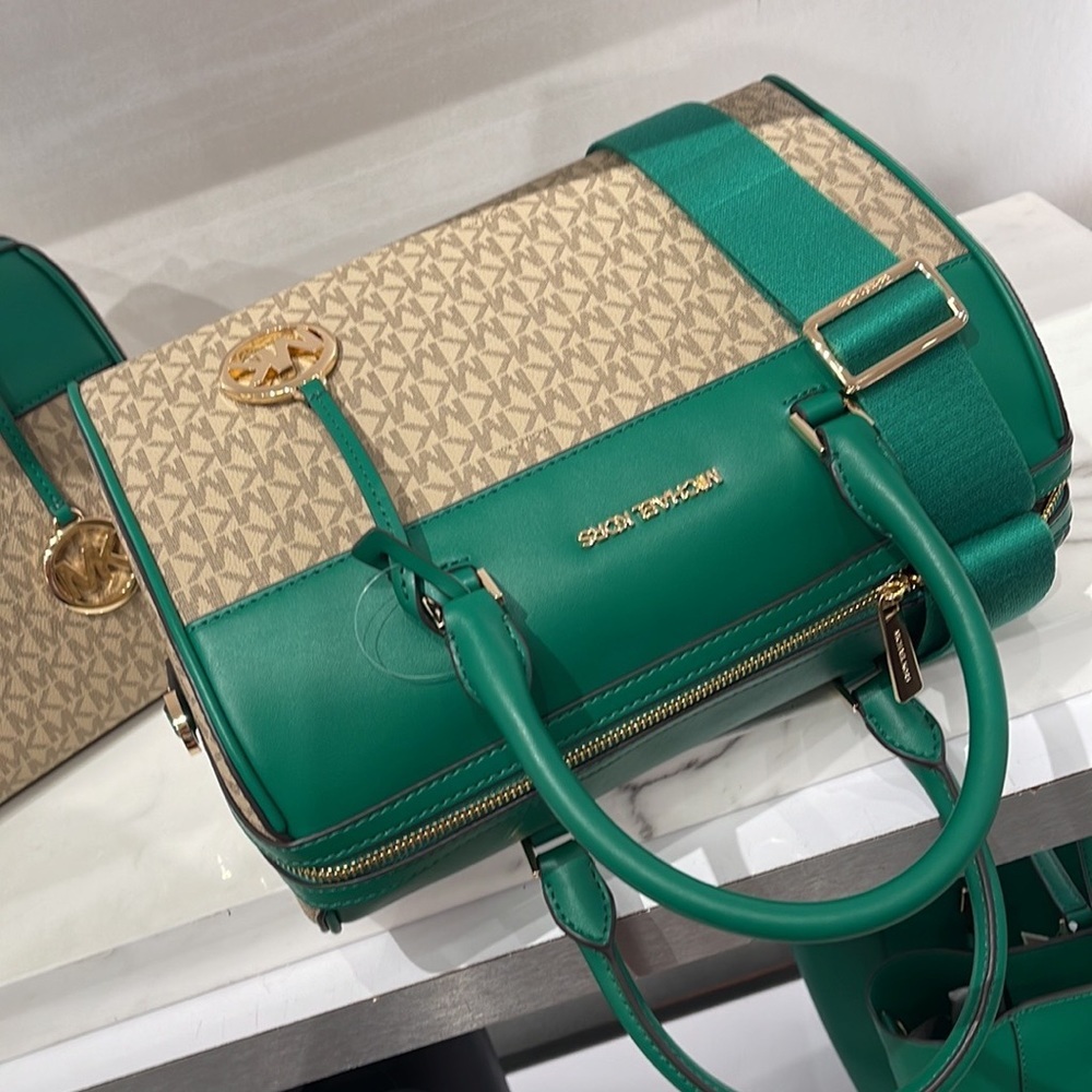Michael Kors med Duffle Travel - Leather/Coated
PALMETTO GREEN
MD DUFFLE
NWT - Picture 16 of 16